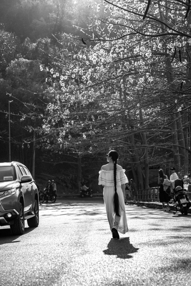 Thiếu nữ tóc dài trên đường phố