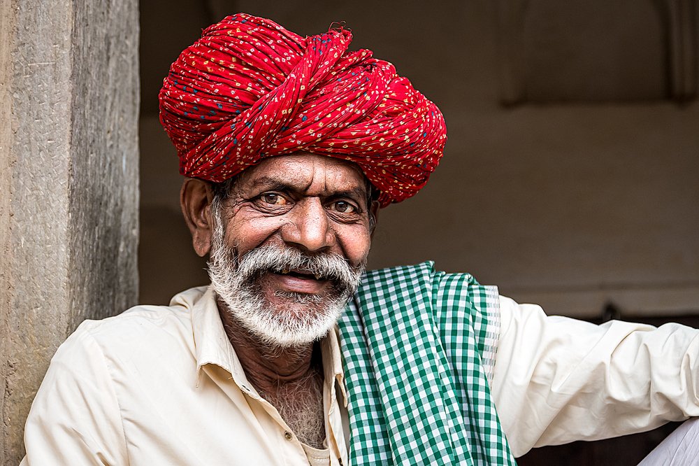 El hombre del turbante rojo