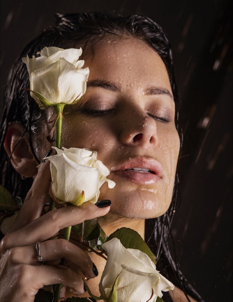 Девушка с белыми розами под дождем