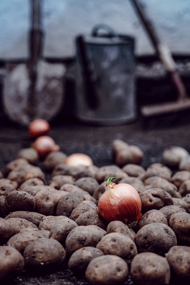 стоит апрель