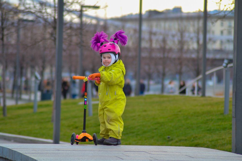 Ребенок на самокате