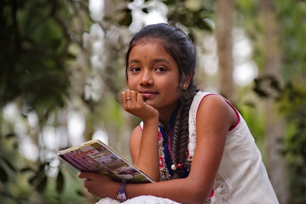 Девушка с учебником