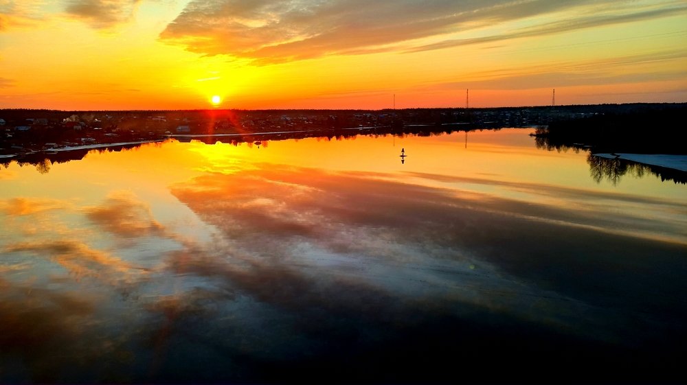 Река в лучах заката