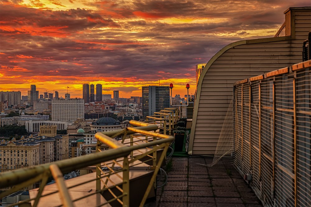 Яркий закат над Домом Правительства