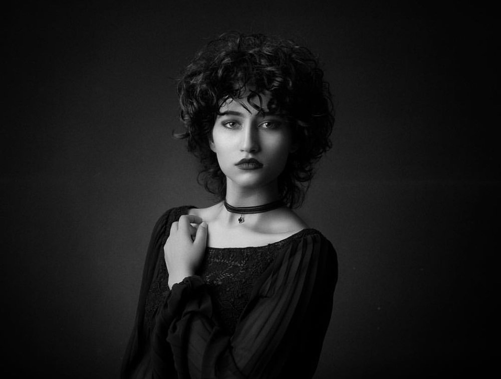 Female portrait photographer do the make ups design clothes design