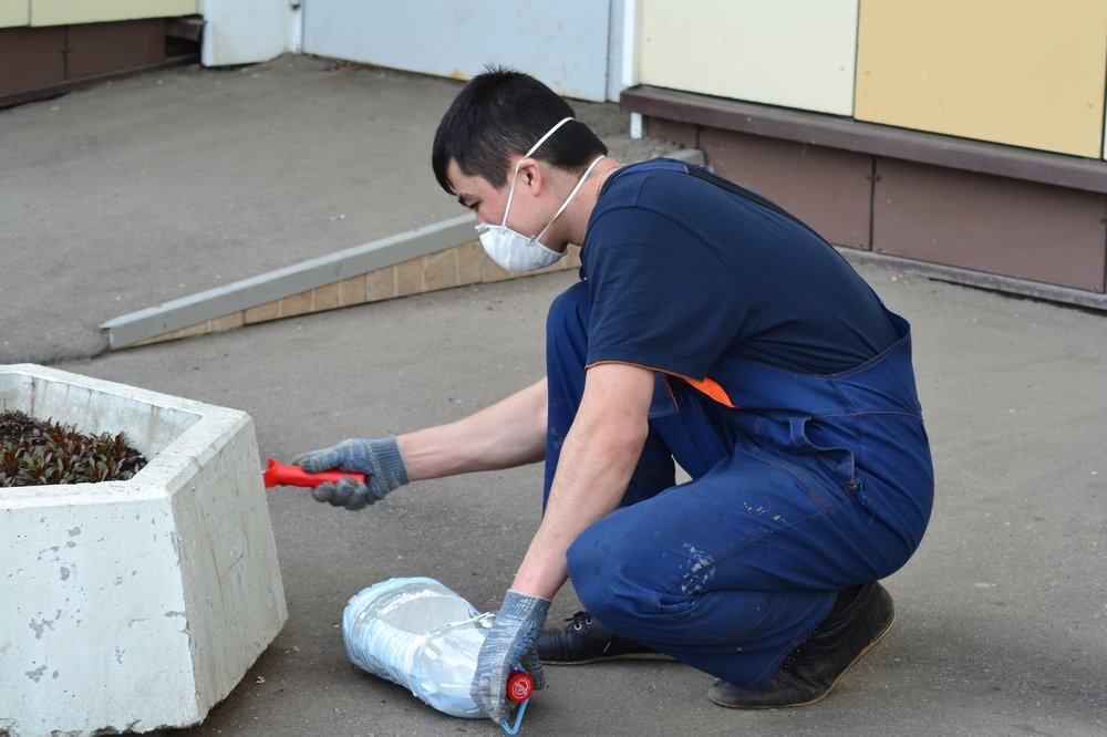 Покраска уличных вазонов для цветов