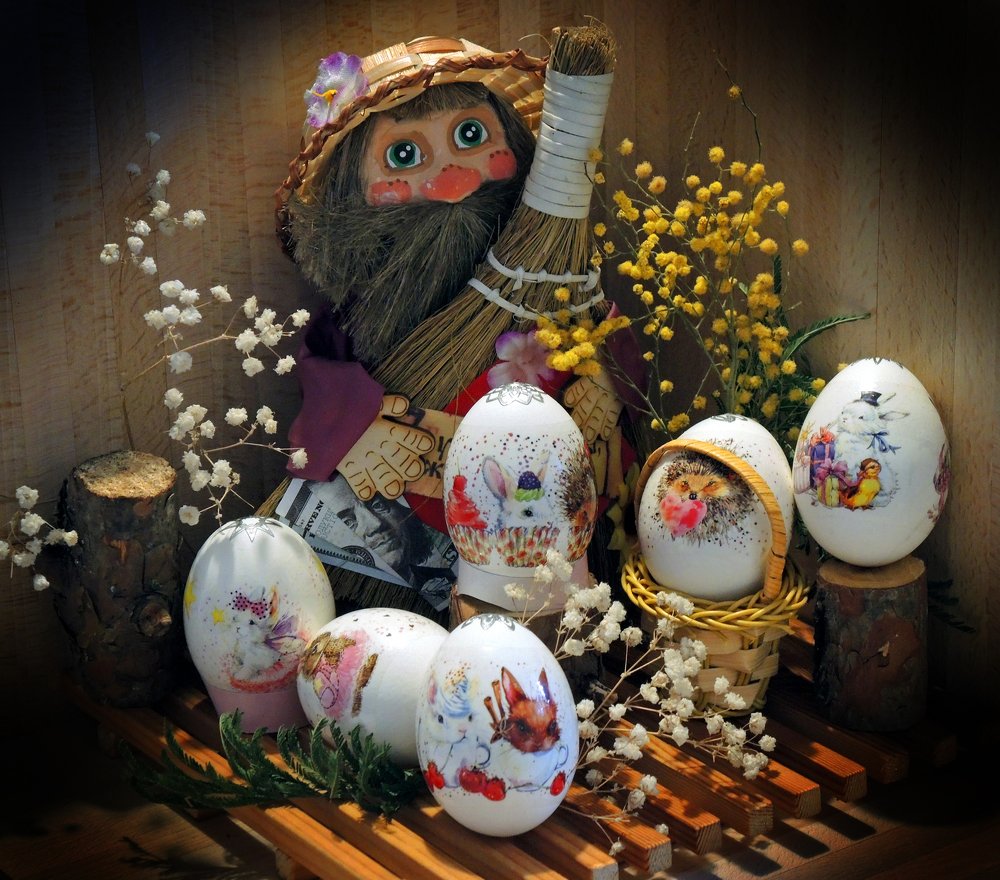 Домовенок Кузенька, Бенджамин Франклин и декорированные Пасхальные яйца. Пасхальная композиция.