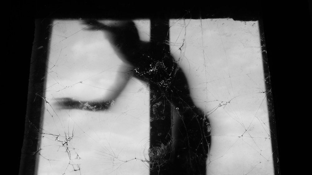 Домашняя тюрьма. У окна