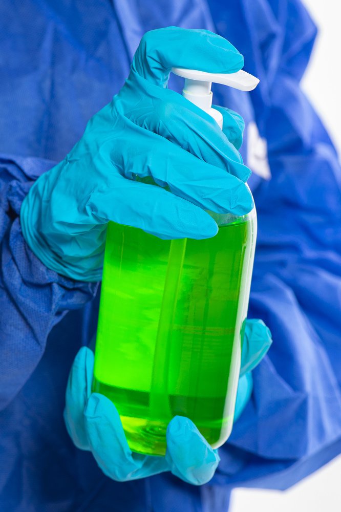 Антисептик в руках врача