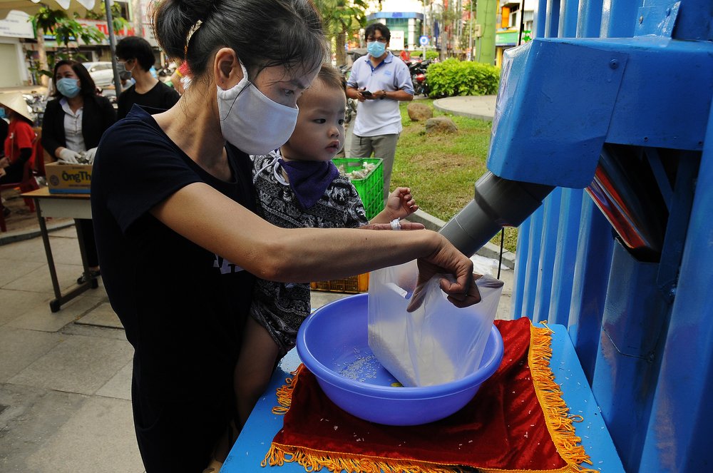 NHẬN GẠO TỪ THIỆN MÙA COVID-19