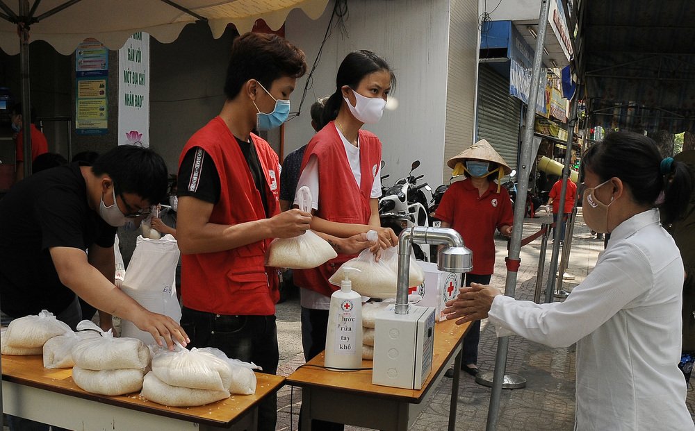 PHÁT GẠO CHO NGƯỜI NGHÈO