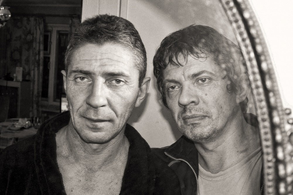 Бутылка виски как портрет в интерьере