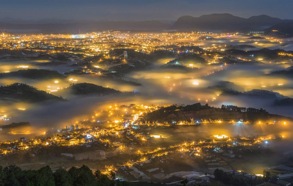 The colors of the fog at night on the plateau