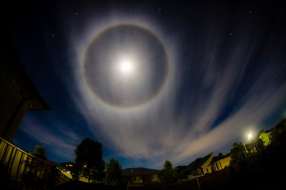 Hala around the moon