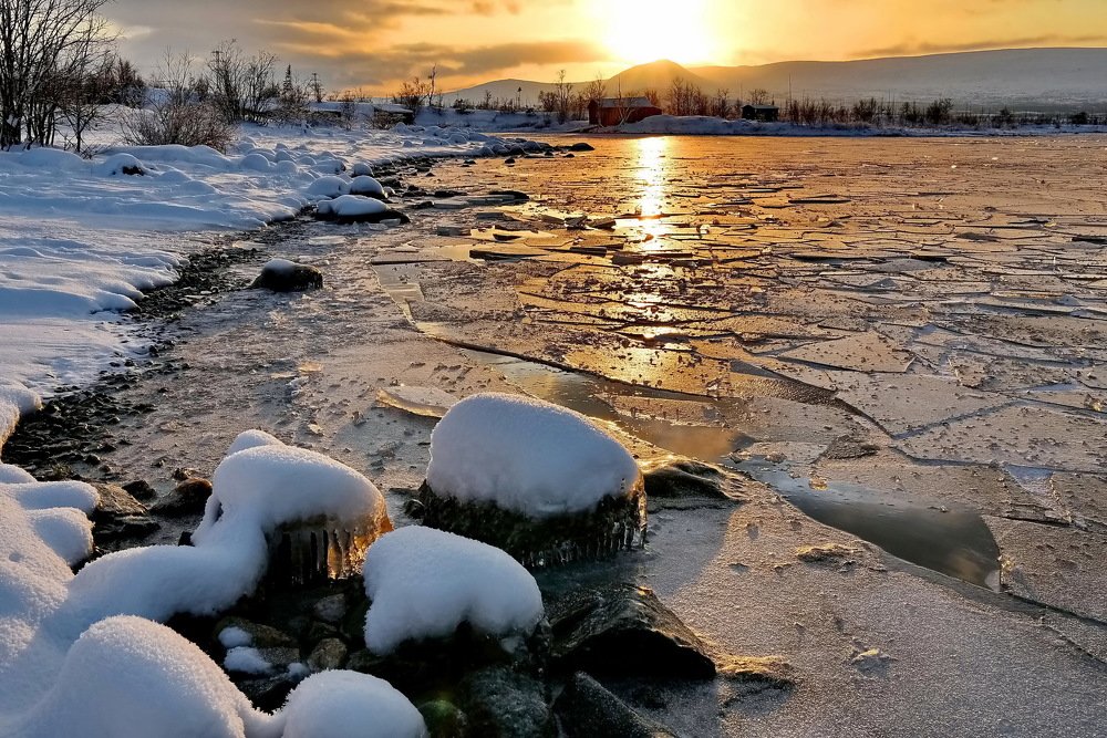 МОНЧЕ - значит КРАСИВЫЙ (на языке саами)...