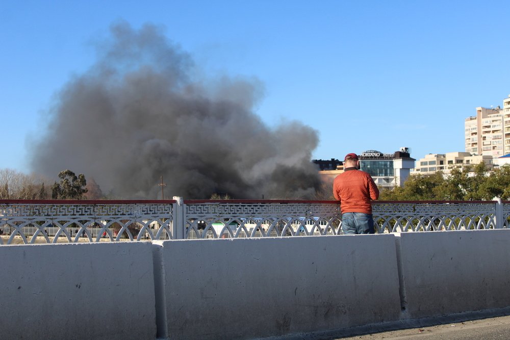 Smoke from the fire. (Дым от пожара.)