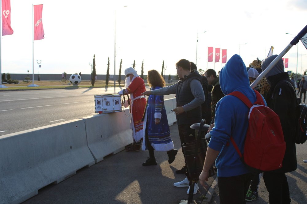 Santa Claus arrived for a football match.( Дед Мороз прибыл на футбольный матч.)