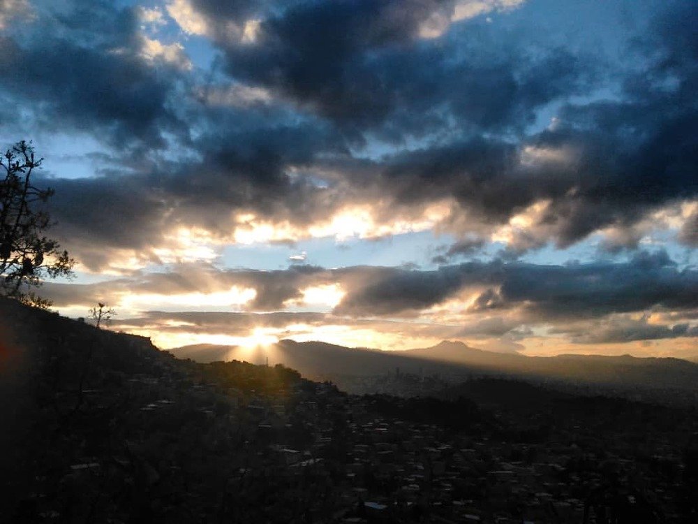 La luz de las gemelas entre las pupilas