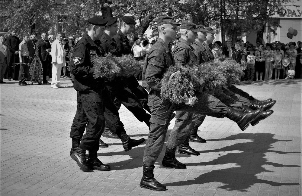 Исчезают    в     Полдень  .