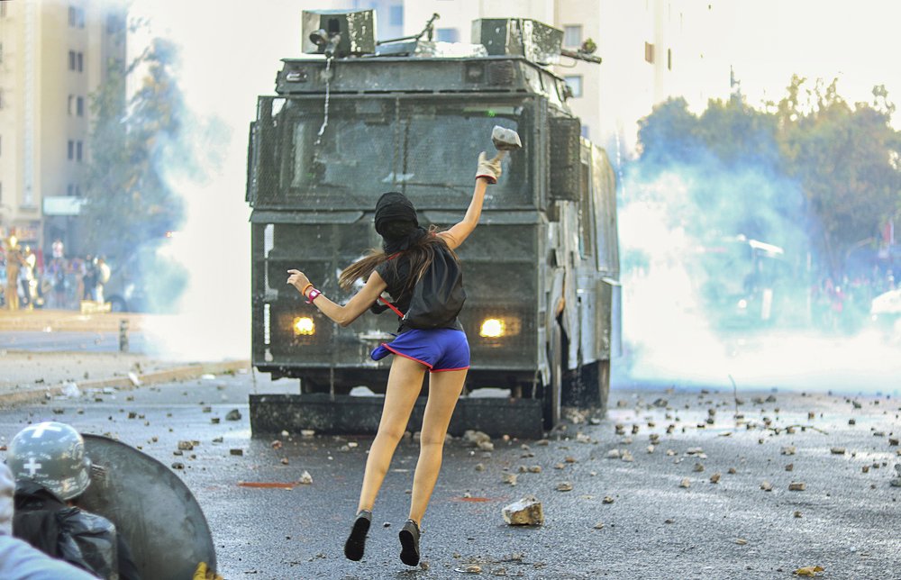 Ella contra el sistema