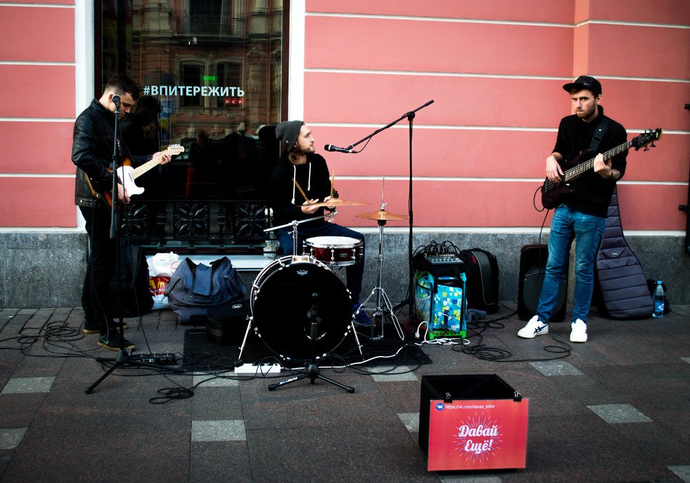 В Питере петь.