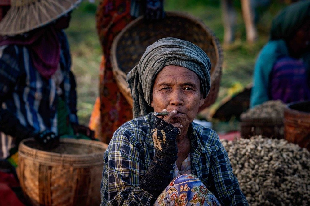 Smoke break after the peanut harvest