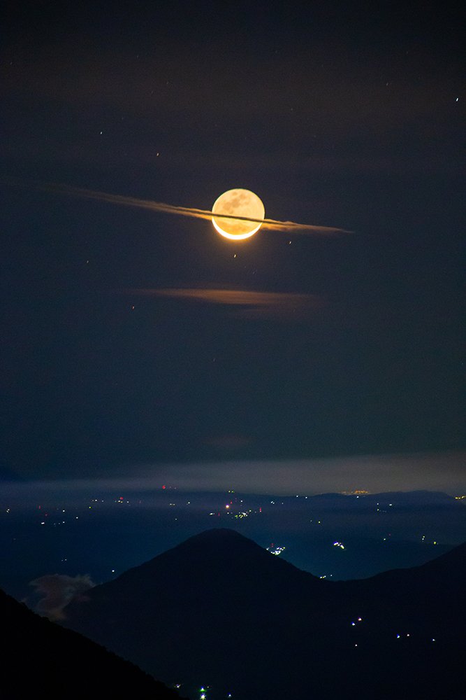 The night the moon dressed like Saturn⁣