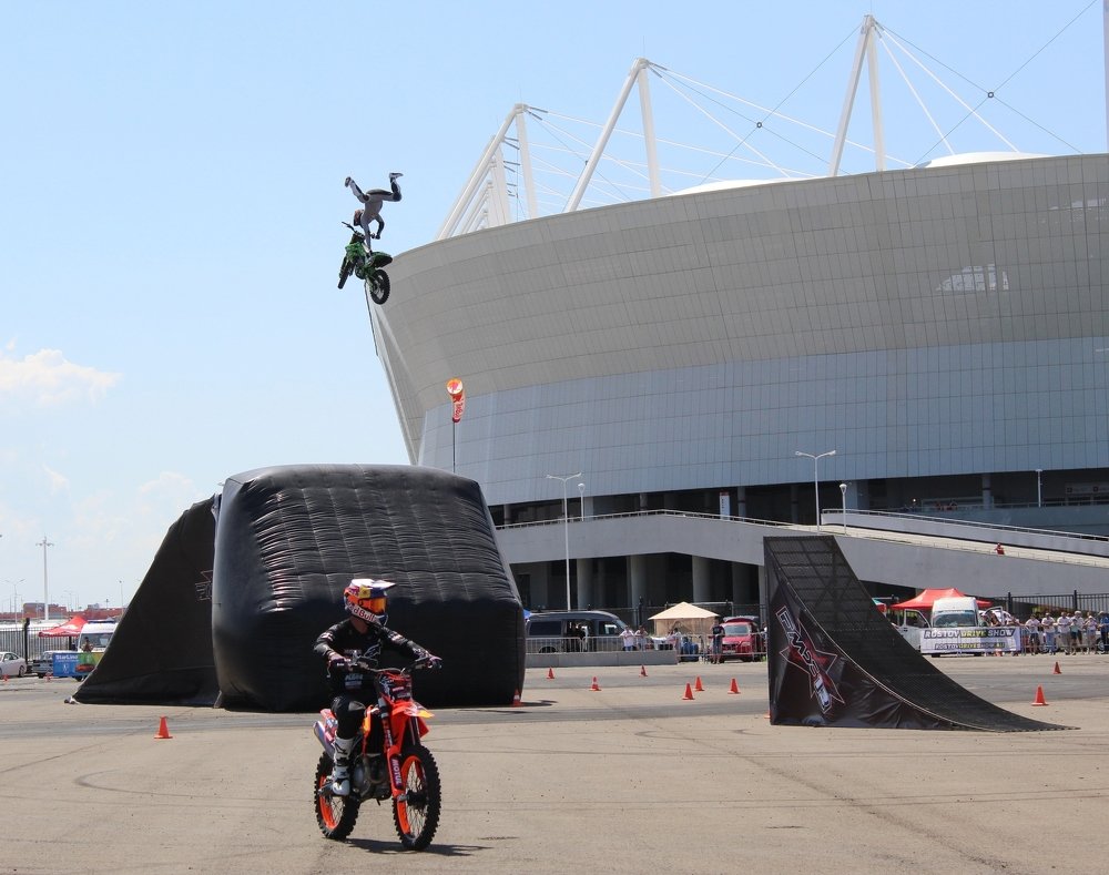 Пируэты на мотоциклах...