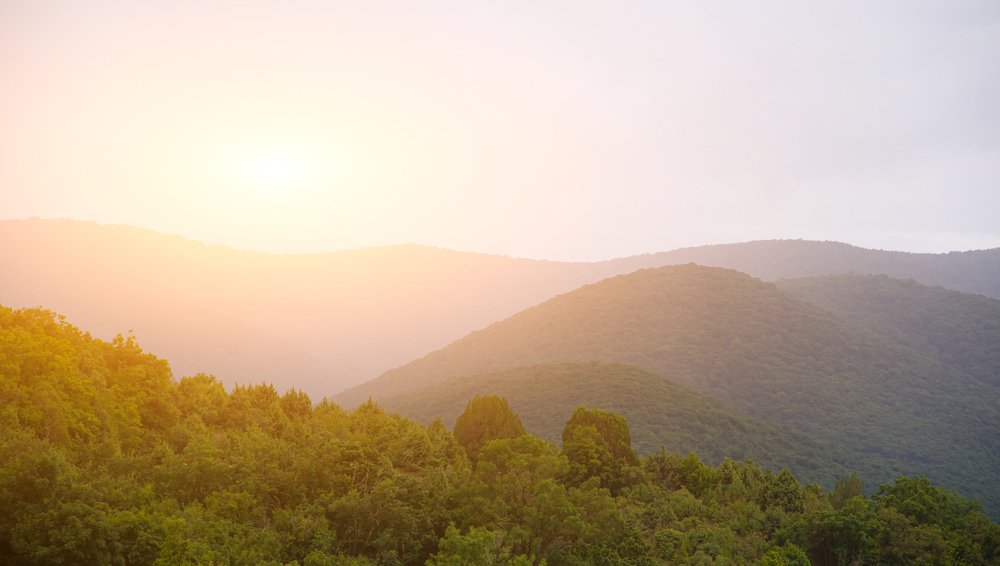 Летний солнечный горный пейзаж