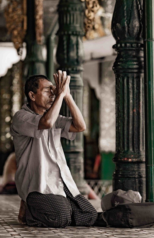 Prayer in Shwedagon