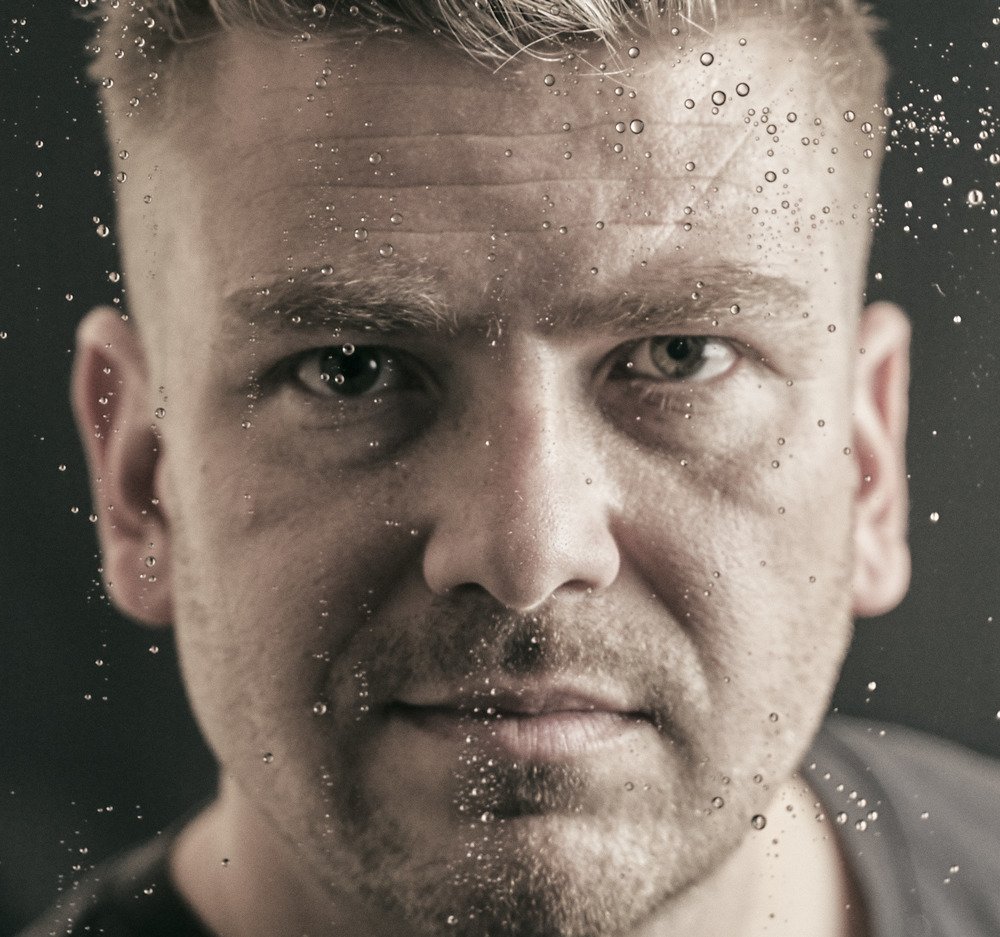 Behind the waterdroplets