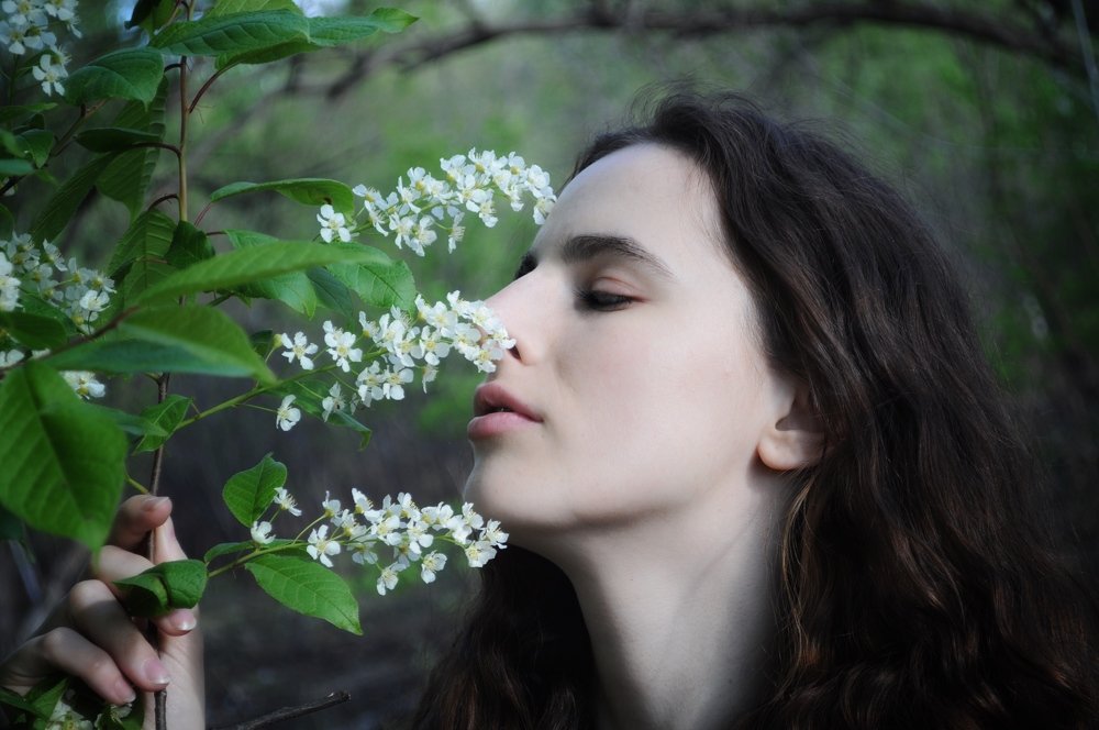 Загадочная девушка!