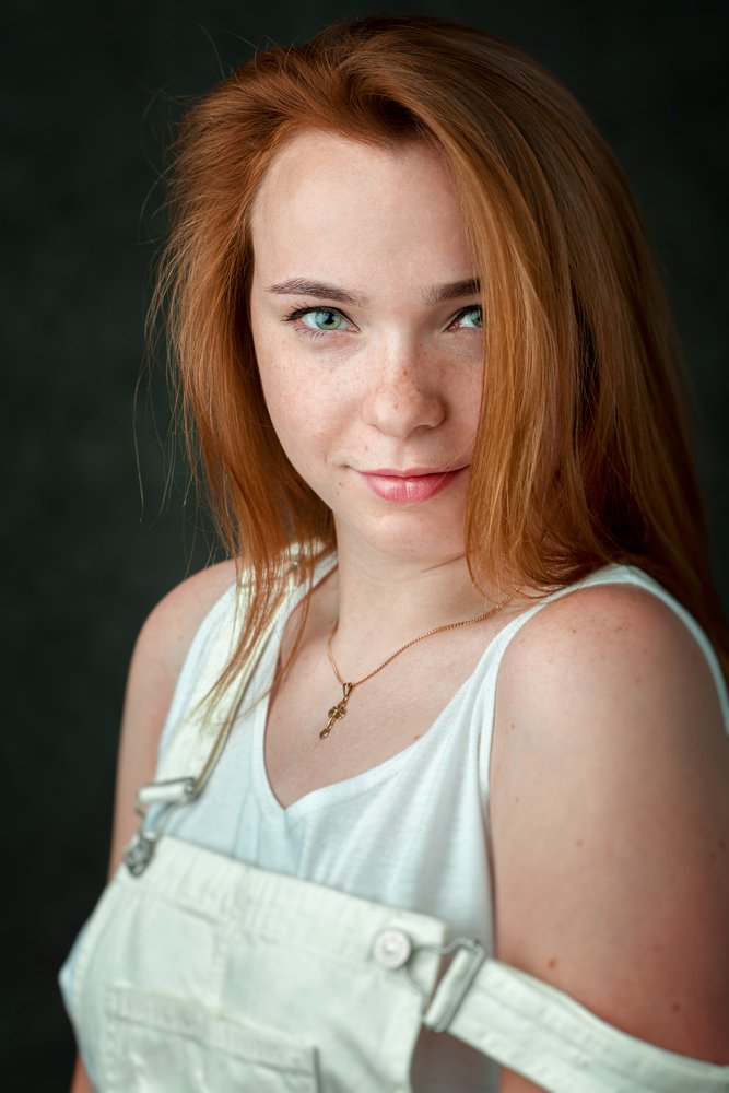 Девушка в белом комбинезоне