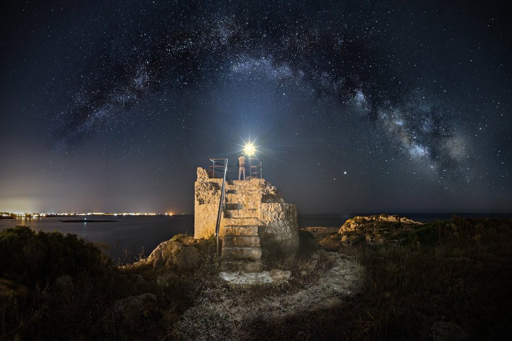 Torre di Ognina sotto l'arco della Via Lattea