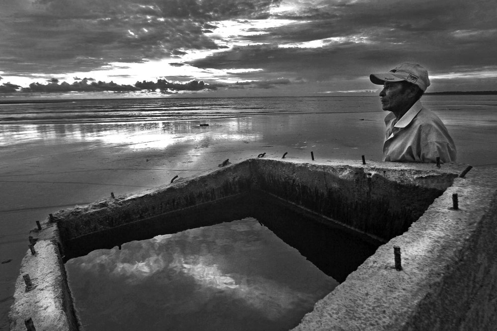 Placido, the fisher man and the tank of sea salted water