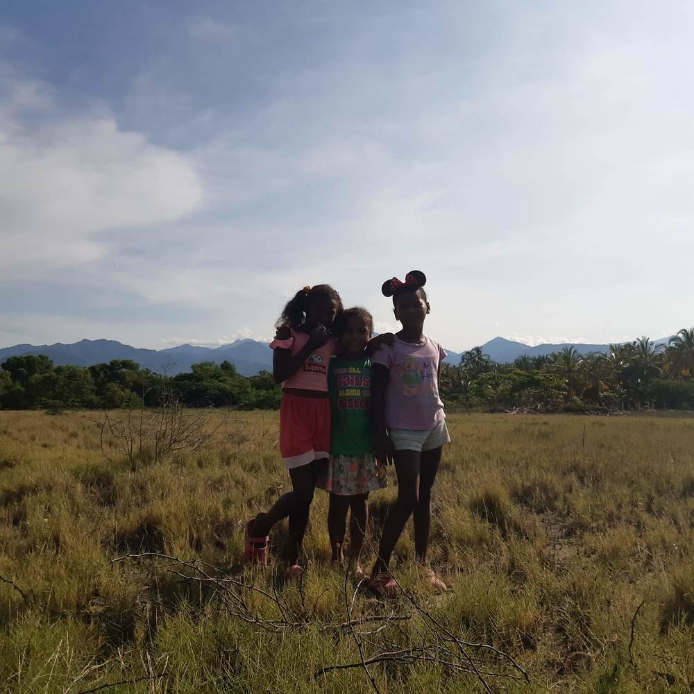 Niño de frente con la playa