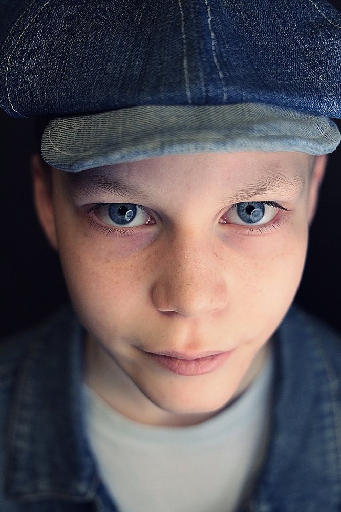 серые глаза (gray eyes)