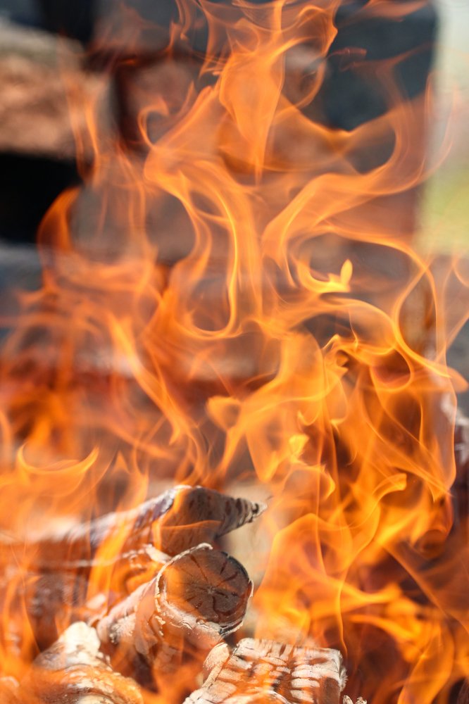 Танец огня в костре