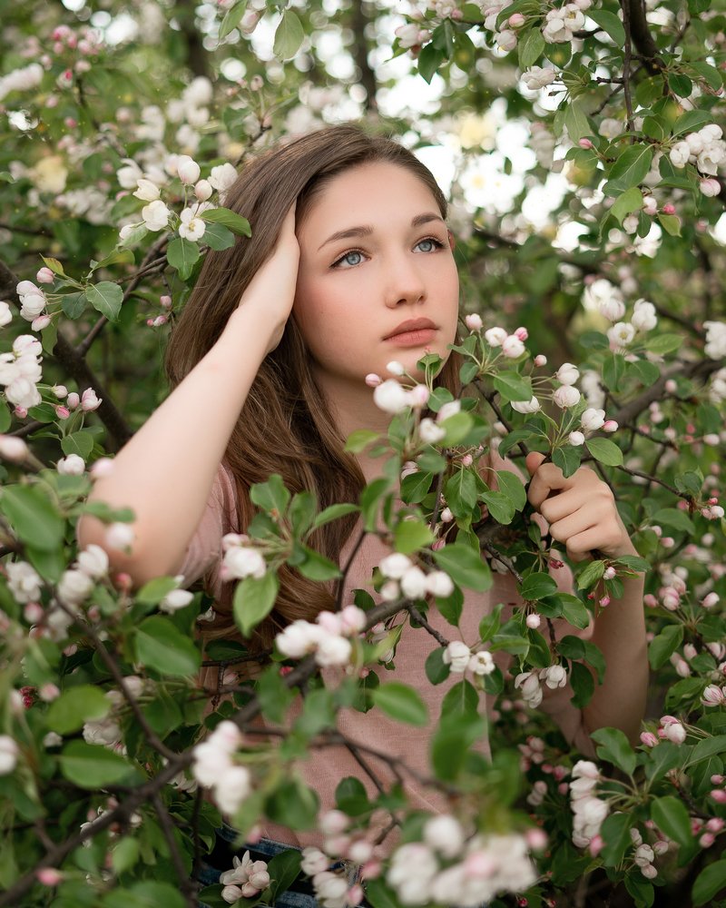 Девушка в цветущих яблонях