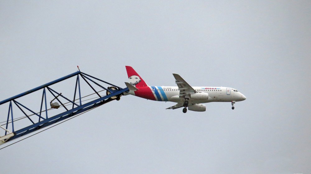 Самолет зацепился за кран :)