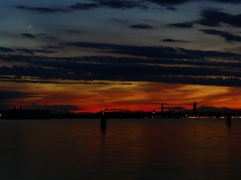 La Luna, uno spicchio piccolissimo, ammira la bellezza....