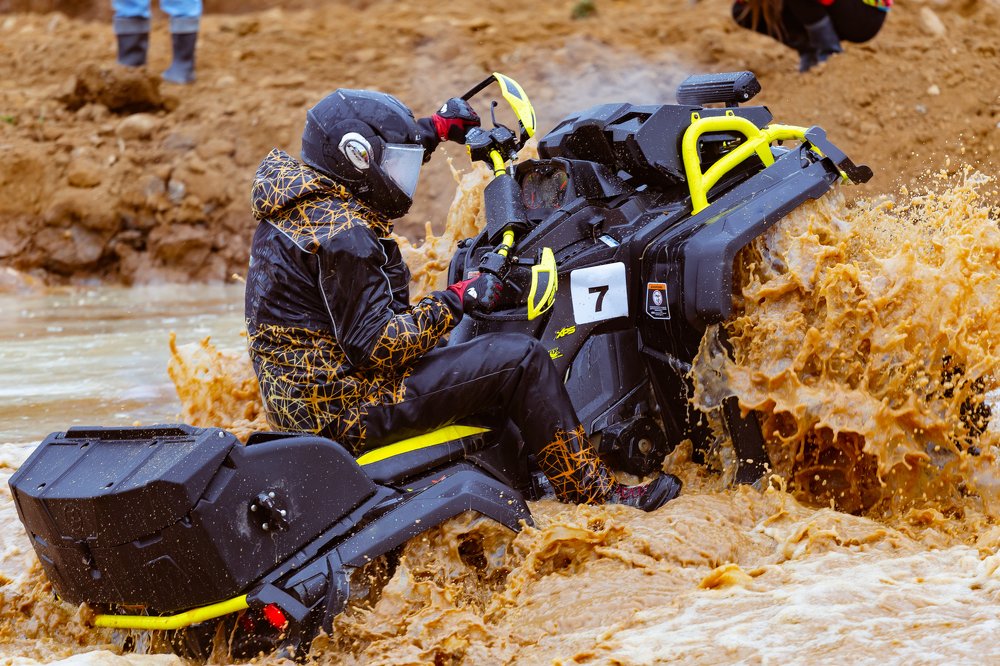 Грязевая езда-плавание