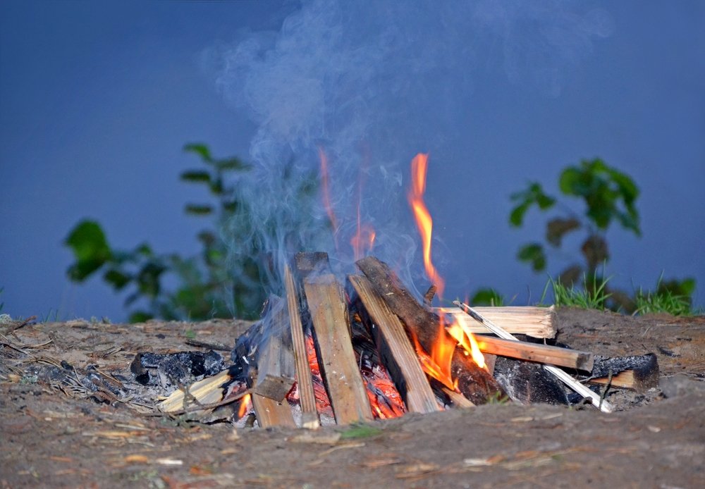 Костер - вечерний друг.