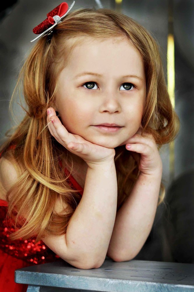 Портрет мечтательной девочки)