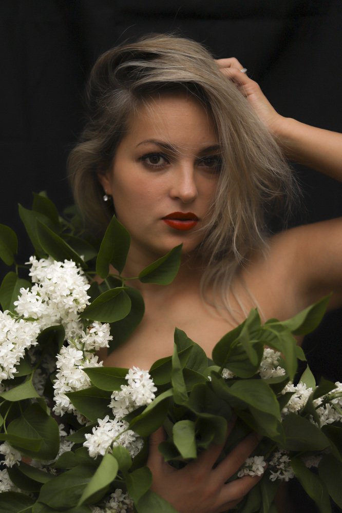 В цветах сирени .