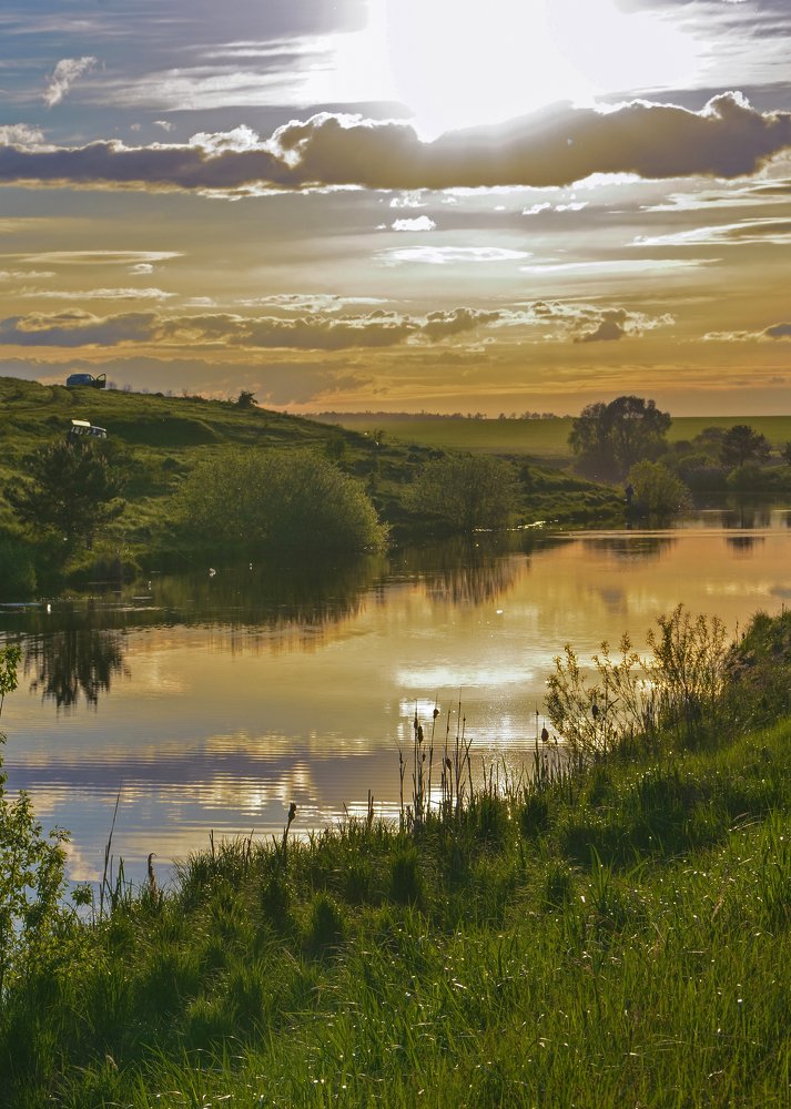 Пролило солнце краски в речку