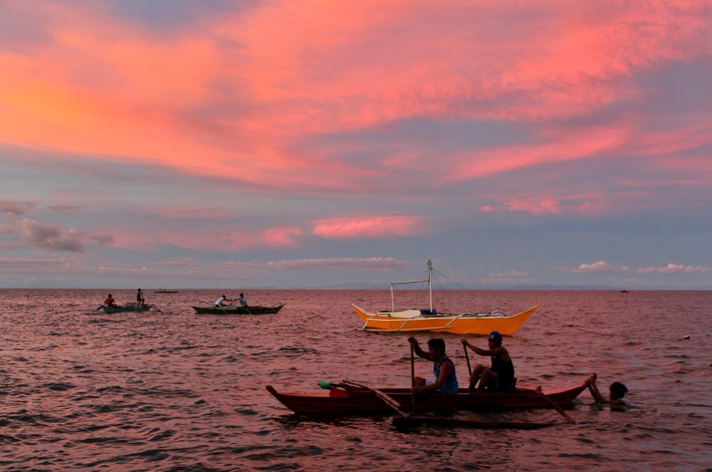 Огненное от заката море