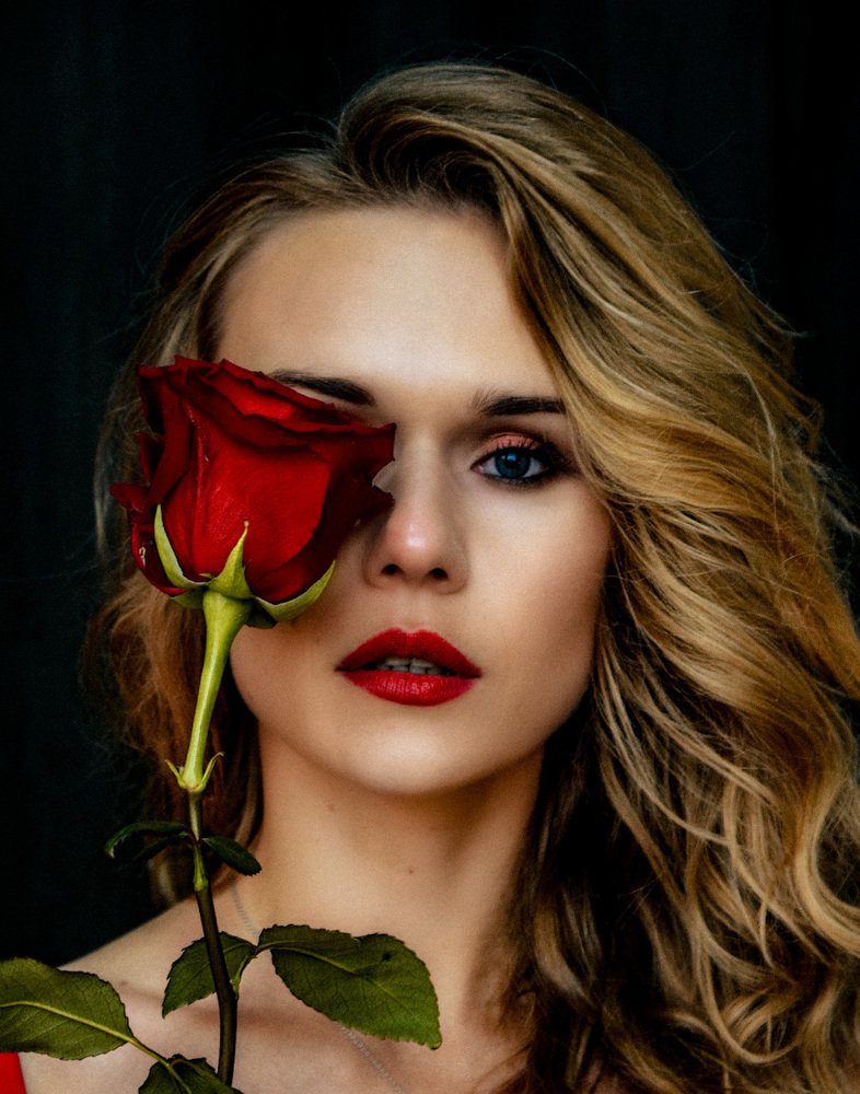 Девушка с розой