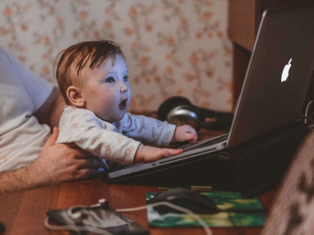 Девочка за столом