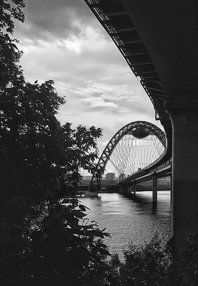 Живописный мост на закате.